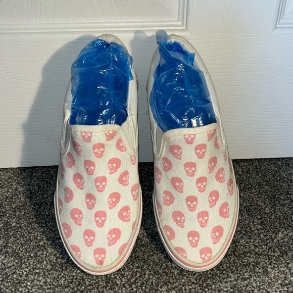 AIS pink skull white step in shoes size 4 youth or women’s size 6 - Picture 2 of 6